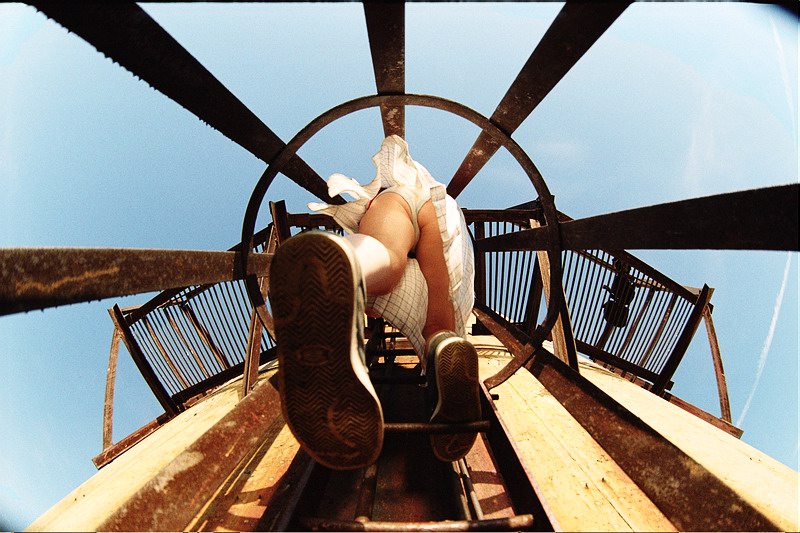 800x533, 136 Kb / лестница, снизу