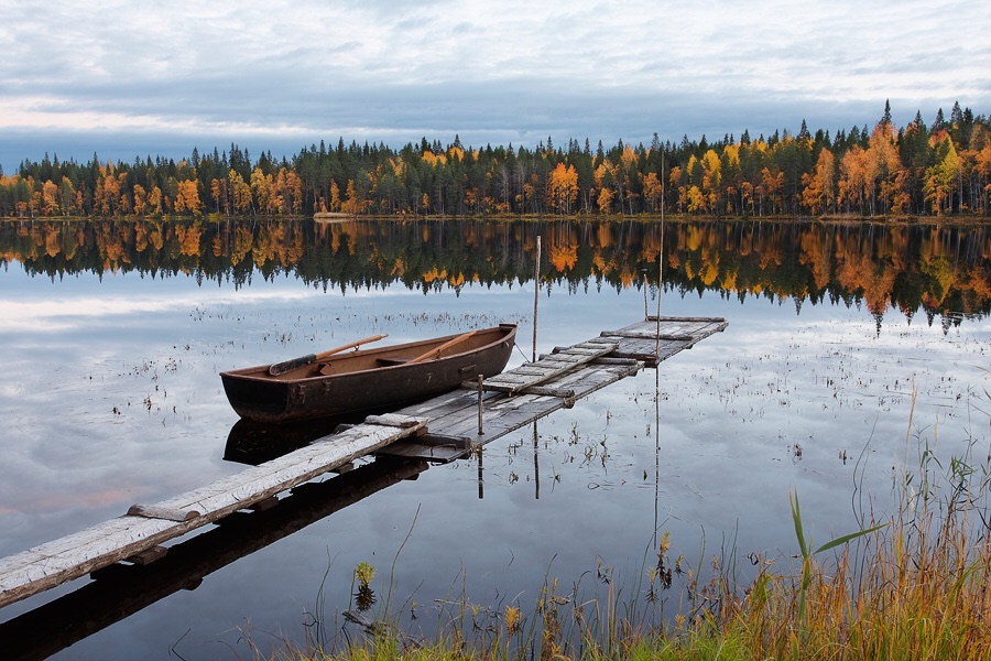 900x600, 243 Kb / озеро, отражение, лодка, осень, вода, лес