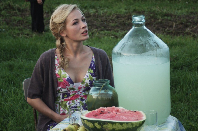 800x533, 94 Kb / блондинка, бутыль, арбуз, самогон, банка, огурцы