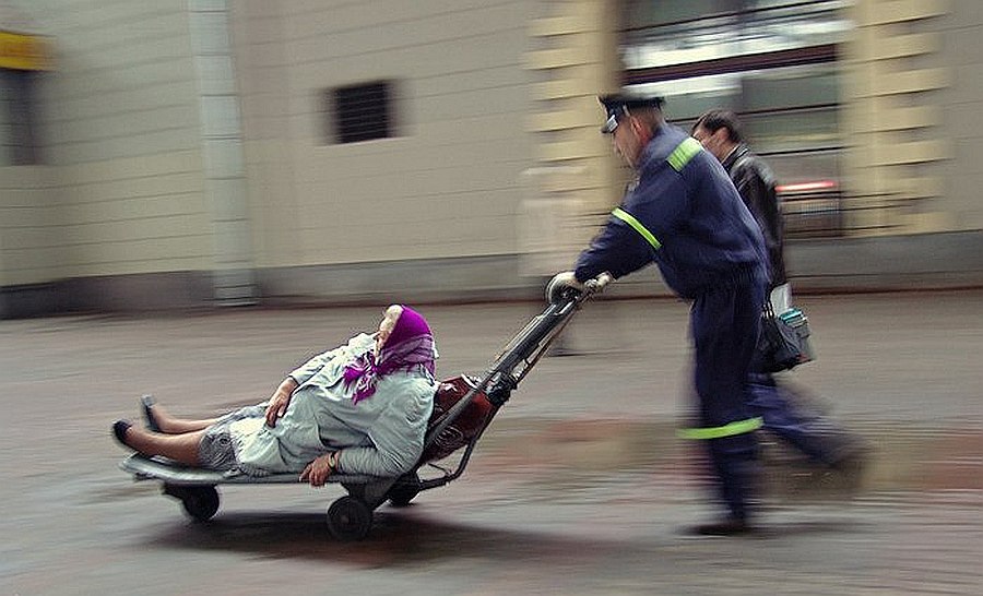 900x546, 98 Kb / бабка, грузчик, носильщик