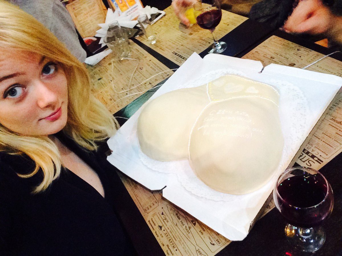 1200x900, 184 Kb / девушка, бокал, торт, попа