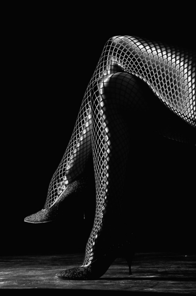 680x1024, 122 Kb / ч/б, ноги, чешуя