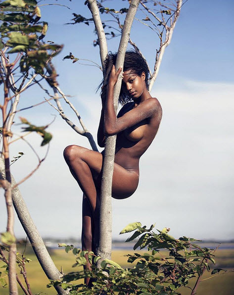 473x596, 83 Kb / негритянка, голая, дерево