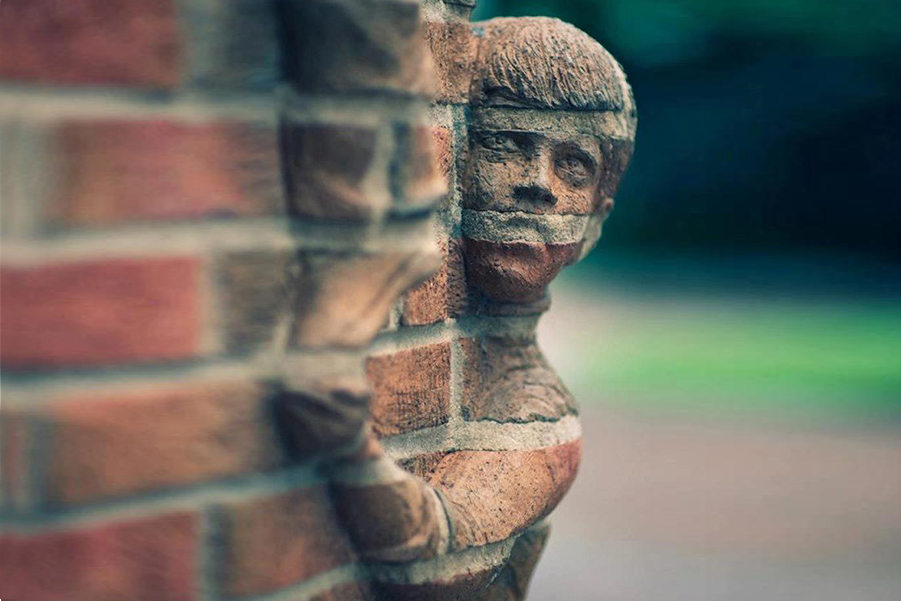 901x601, 285 Kb / стена, кирпич, мальчик