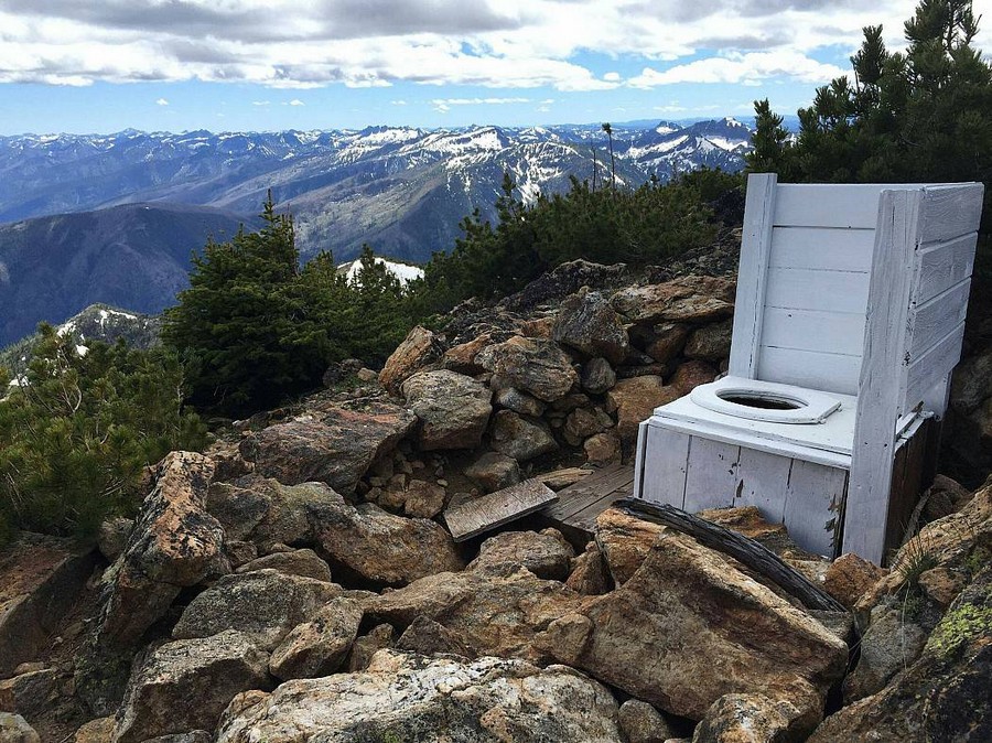 900x674, 255 Kb / горы, сортир