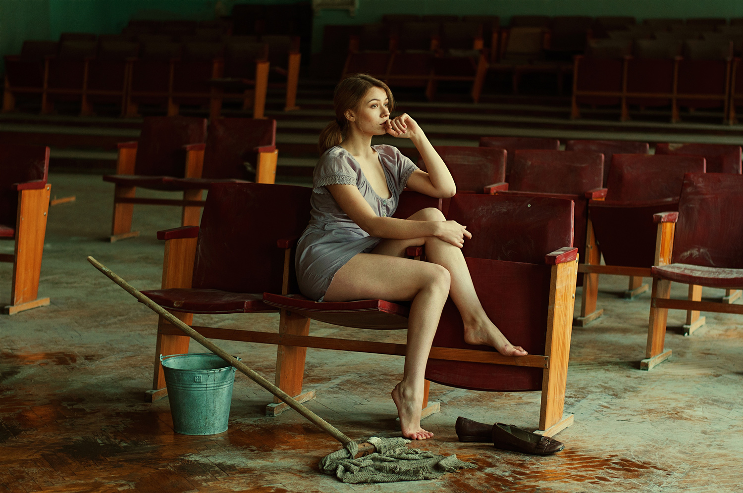 1500x996, 557 Kb / зал, актовый, уборщица, ведро, швабра, тряпка, кресла