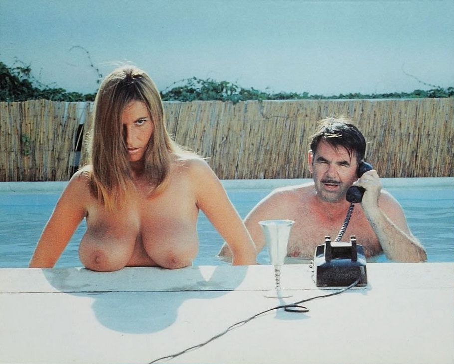 910x730, 93 Kb / телефон, бокал, суровая