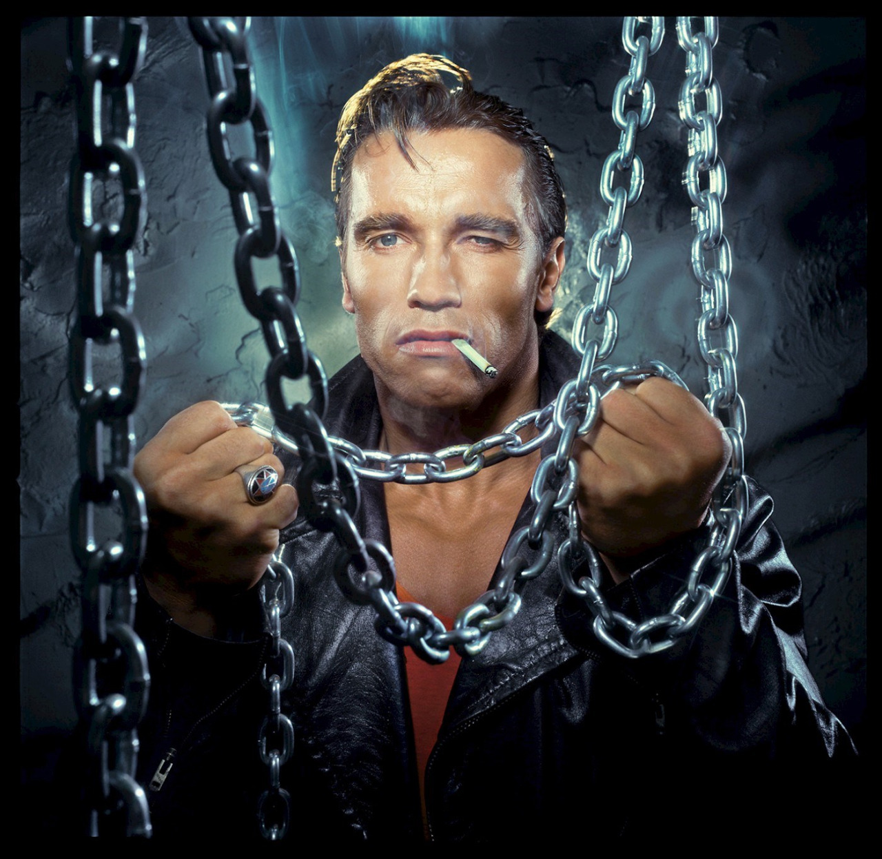 1280x1247, 411 Kb / Арнольд Шварценеггер, сигарета, перстень, цепи