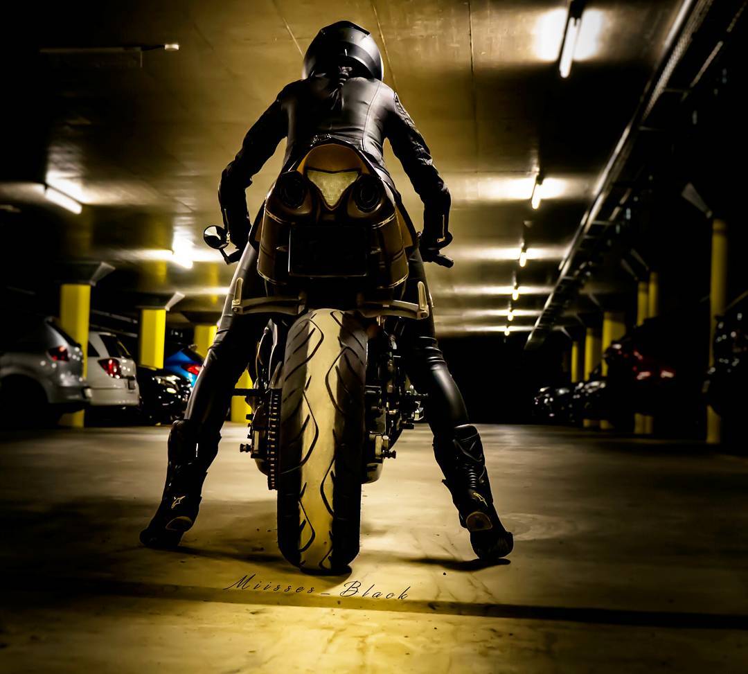 1080x973, 96 Kb / мотоцикл, стоянка, девушка, black