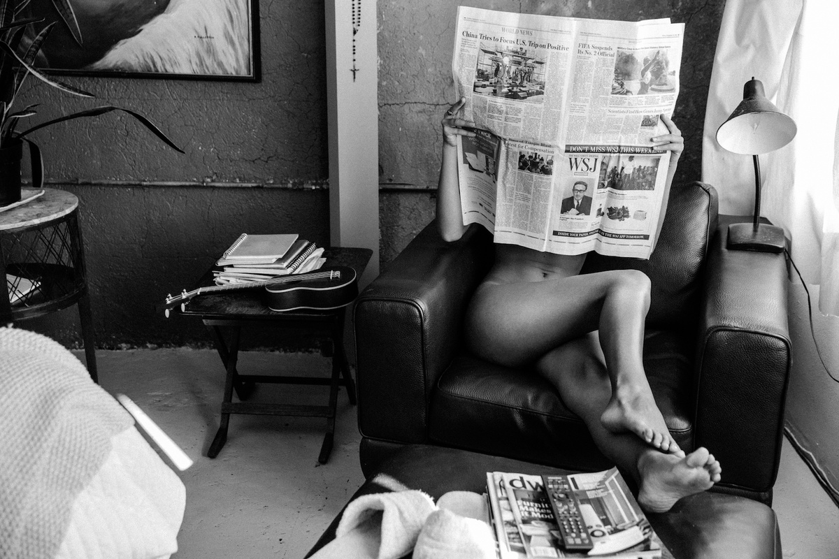 1200x800, 348 Kb / ч/б, газета, гитара, кресло, лампа, голая, пульт