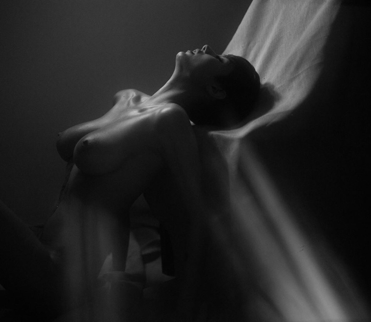 1242x1080, 96 Kb / драпировка, ч/б