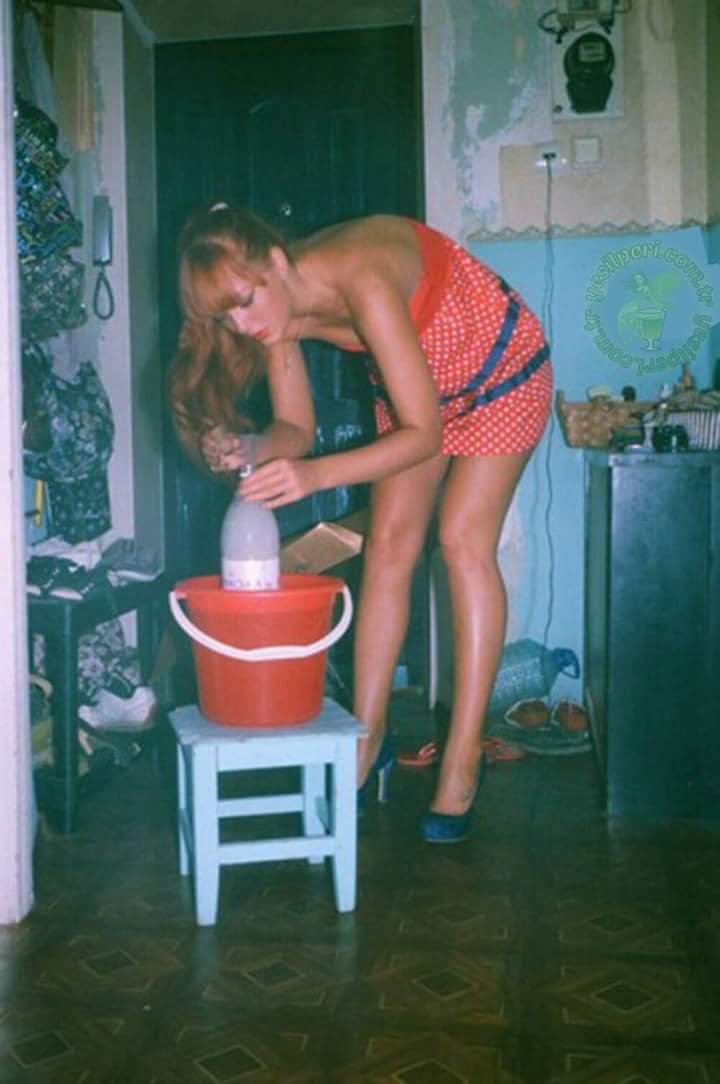 720x1084, 62 Kb / девушка, рыжая, табуретка, бульбулятор