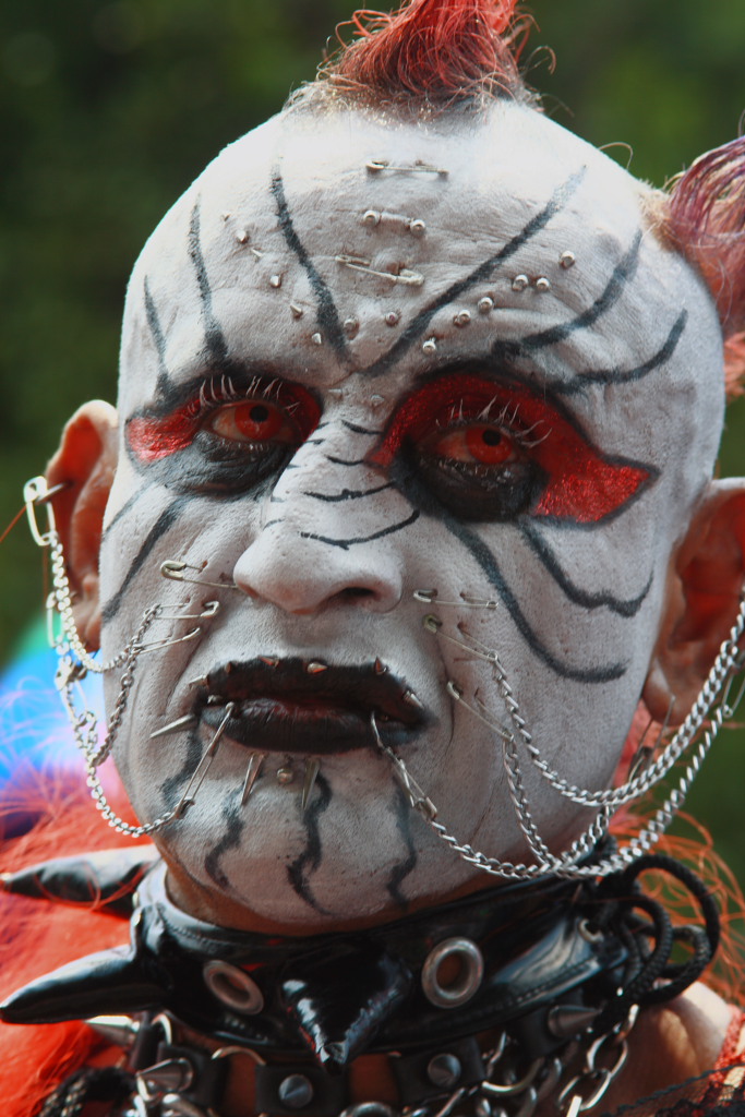 683x1024, 213 Kb / пирсинг, тату, ошейник, клоун, усталый