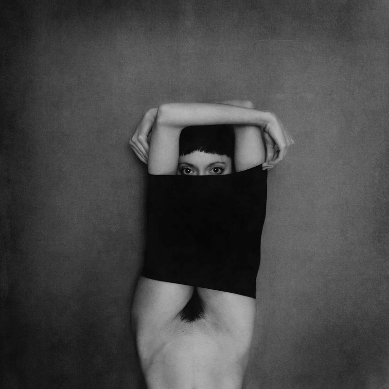 800x800, 104 Kb / низ, верх, лобок, взгляд, ч/б