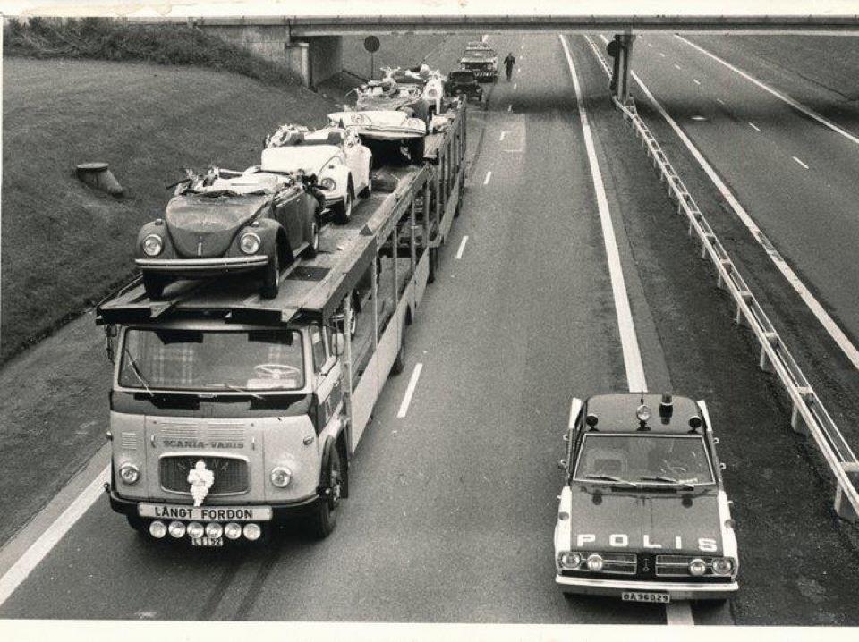 960x718, 120 Kb / автопоезд, кабриолеты, авария, полиция, ч/б, фольксваген