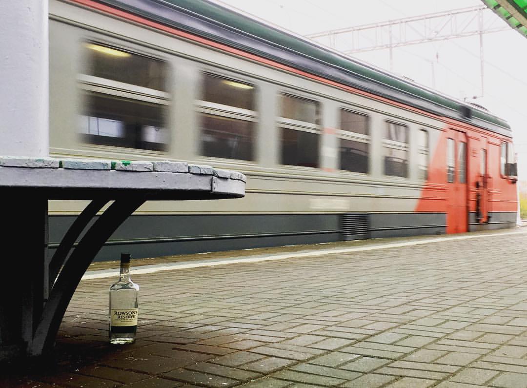 1080x795, 90 Kb / платформа, скамейка, напиток, висковый, пойло, электричка