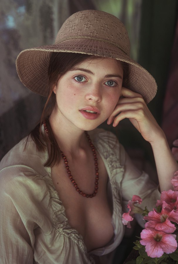 607x898, 78 Kb / Ксения Васильченко, шляпа, бусы, цветы, David Dubnitskiy, Давид Дубницкий