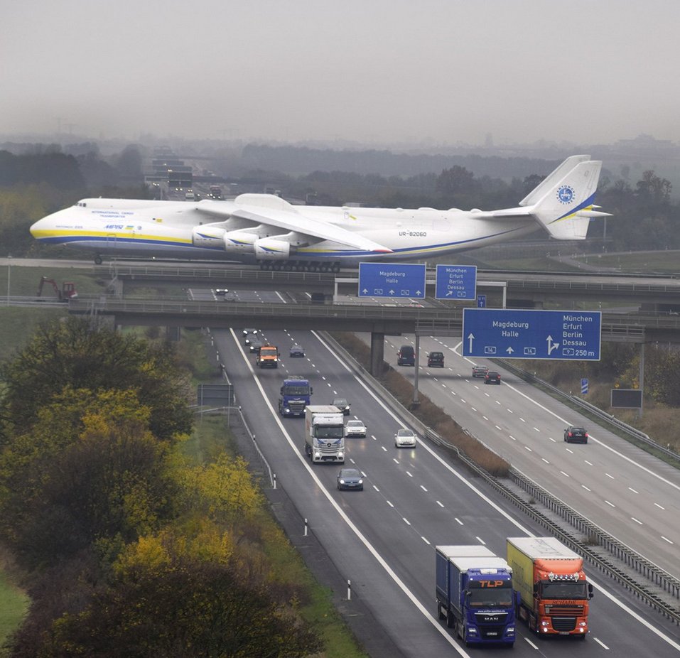 957x926, 135 Kb / самолёт, трасса, авто