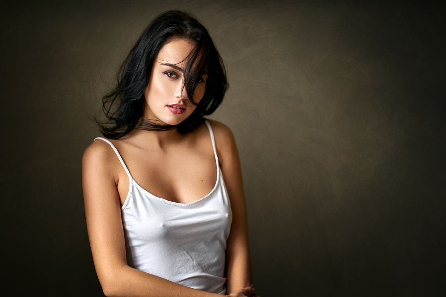 900x600, 154 Kb / брюнетка, майка, соски