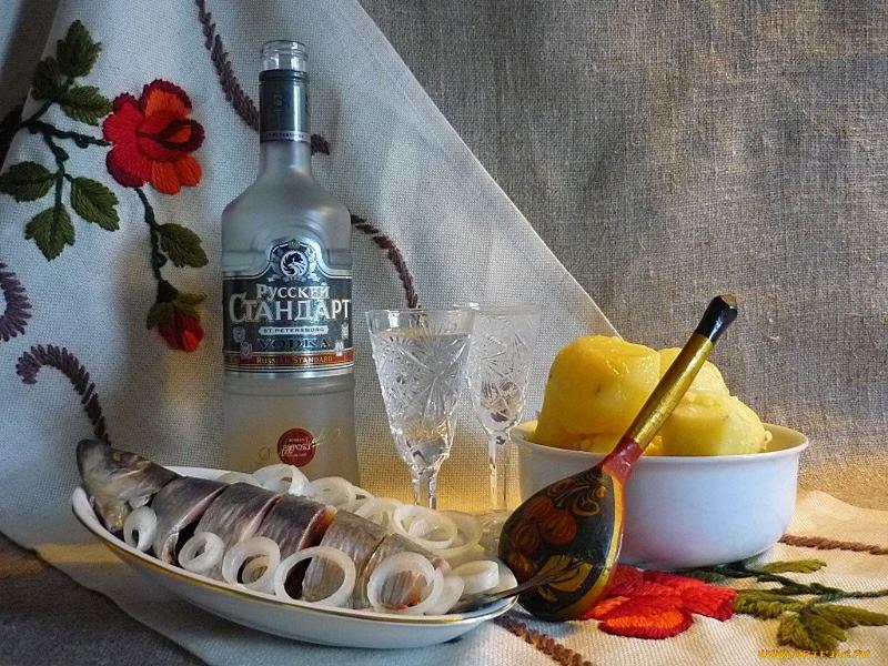 800x600, 110 Kb / водка, рюмашка, ложка, картошка, селёдка, лук