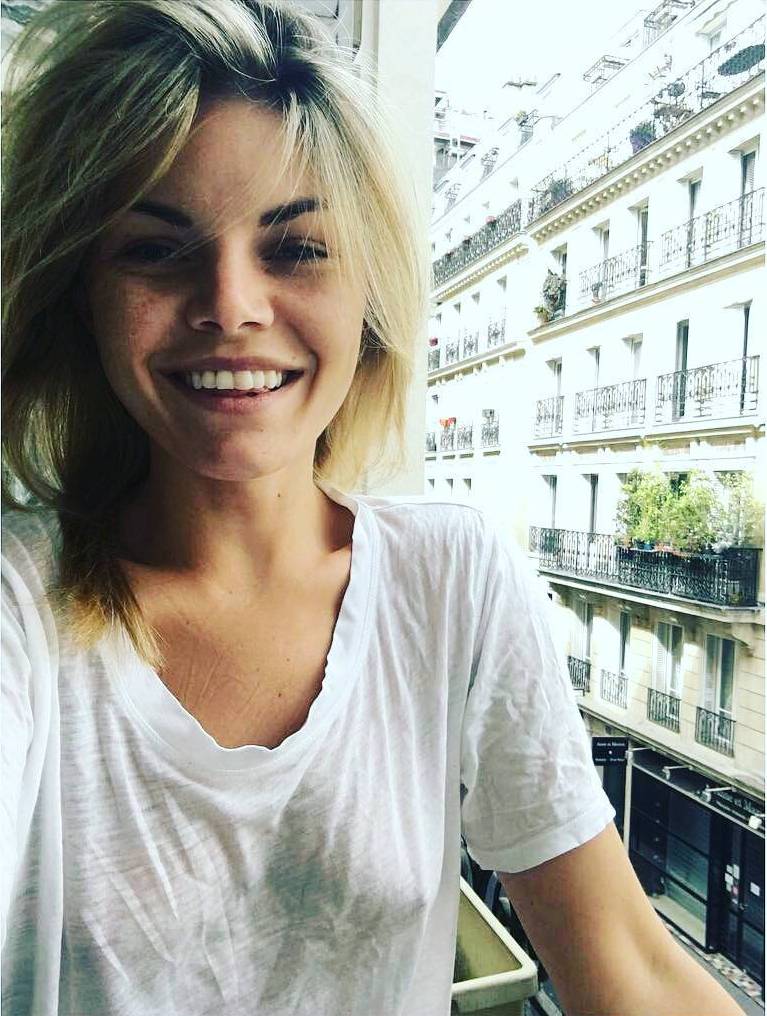 767x1016, 116 Kb / балкон, блондинка, улыбка, футболка