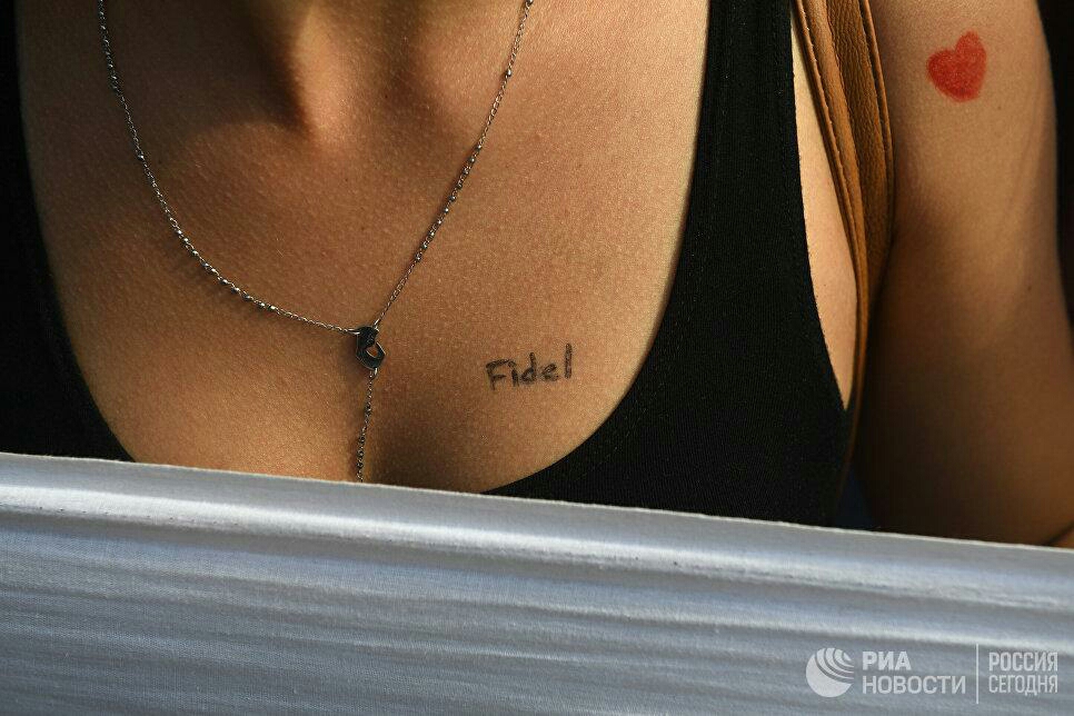 966x644, 318 Kb / фидель, грудь, майка, украшение