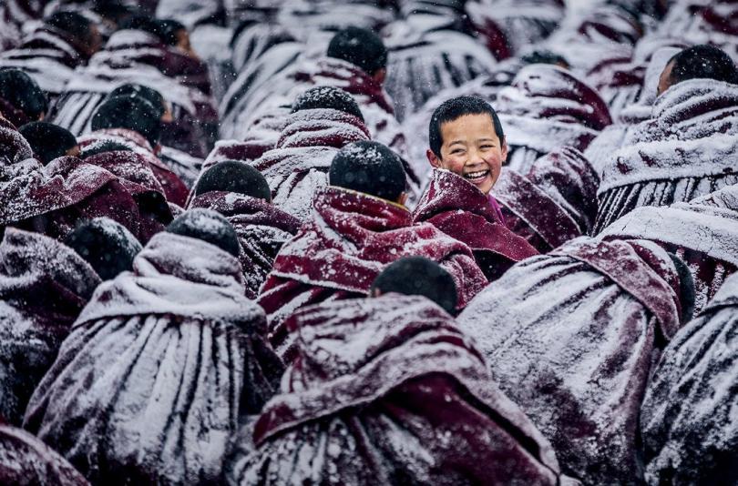 810x534, 107 Kb / дети, монахи, смех, снег