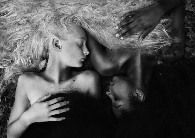 810x573, 65 Kb / черная, белая, волосы