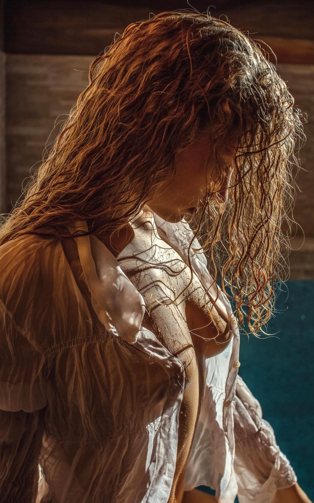 1068x1709, 635 Kb / сиськи, рыжая, рубашка, мокрая, капли, брызги, кудряшки, профиль