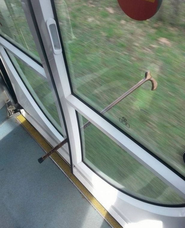 617x757, 87 Kb / палка, трость, двери, транспорт