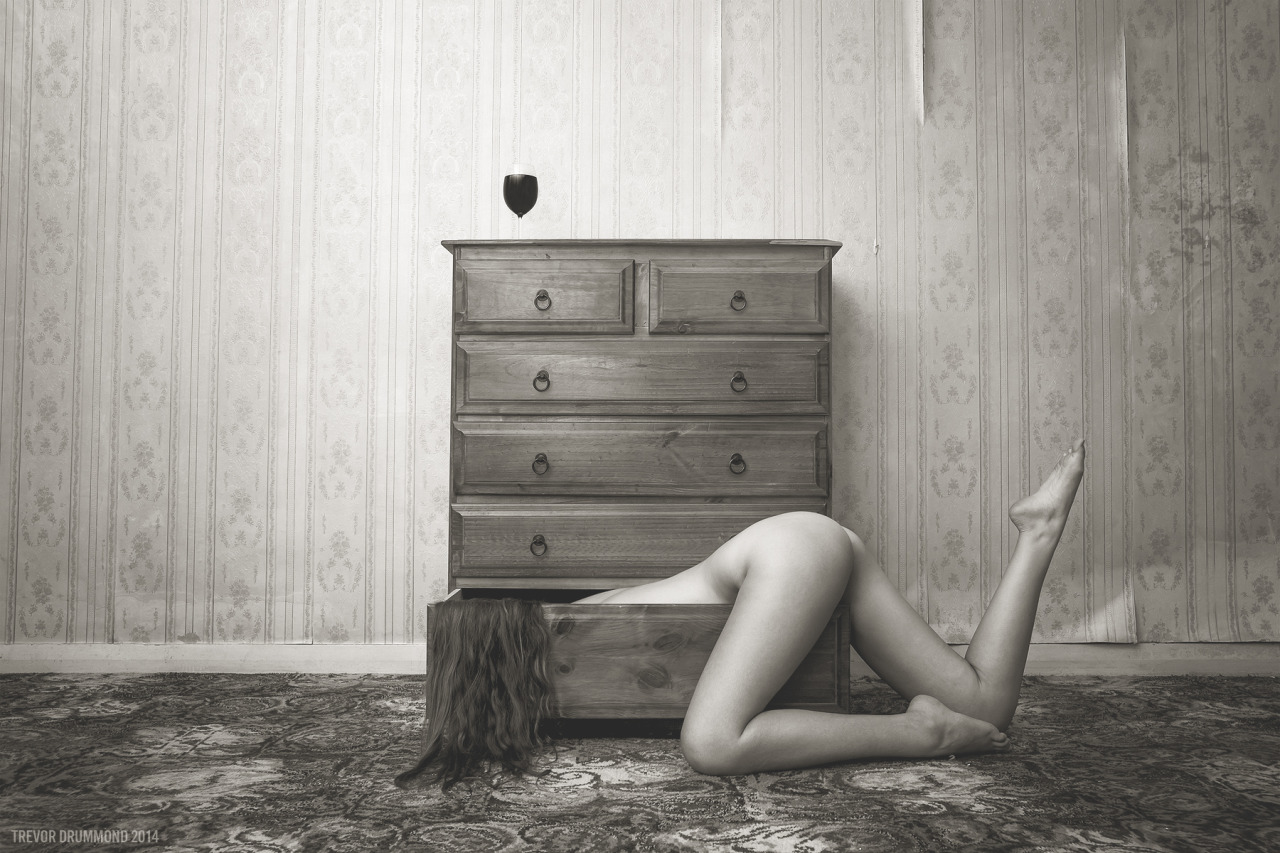 1280x853, 306 Kb / комод, волосы, голая, ч/б, бокал, вино