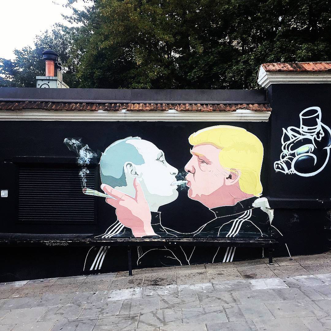 1080x1080, 216 Kb / граффити, паровоз, трамп, путин, дым