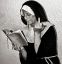 монашка, библия, сигарета, фак ю, ч/б
