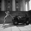квадроцикл, женщина, ступени, лестница, колонны, здание, ч/б