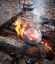 костёр, чайник, сковорода, мясо